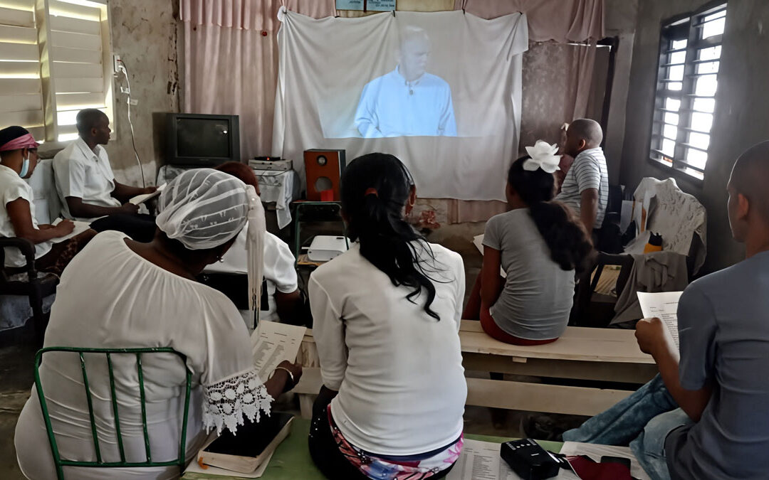 Cubans Being Trained to Start Live Schools